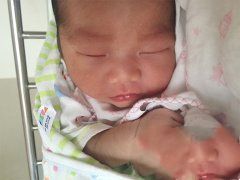 虽年过花甲，宝宝的降临却让他宛如新生